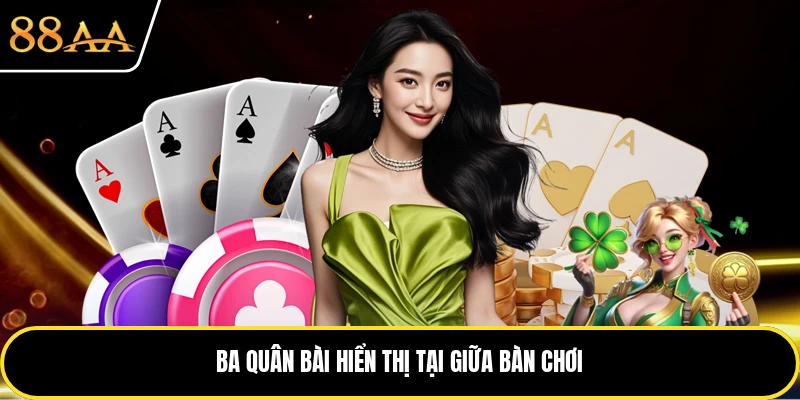Ba quân bài hiển thị tại giữa bàn chơi